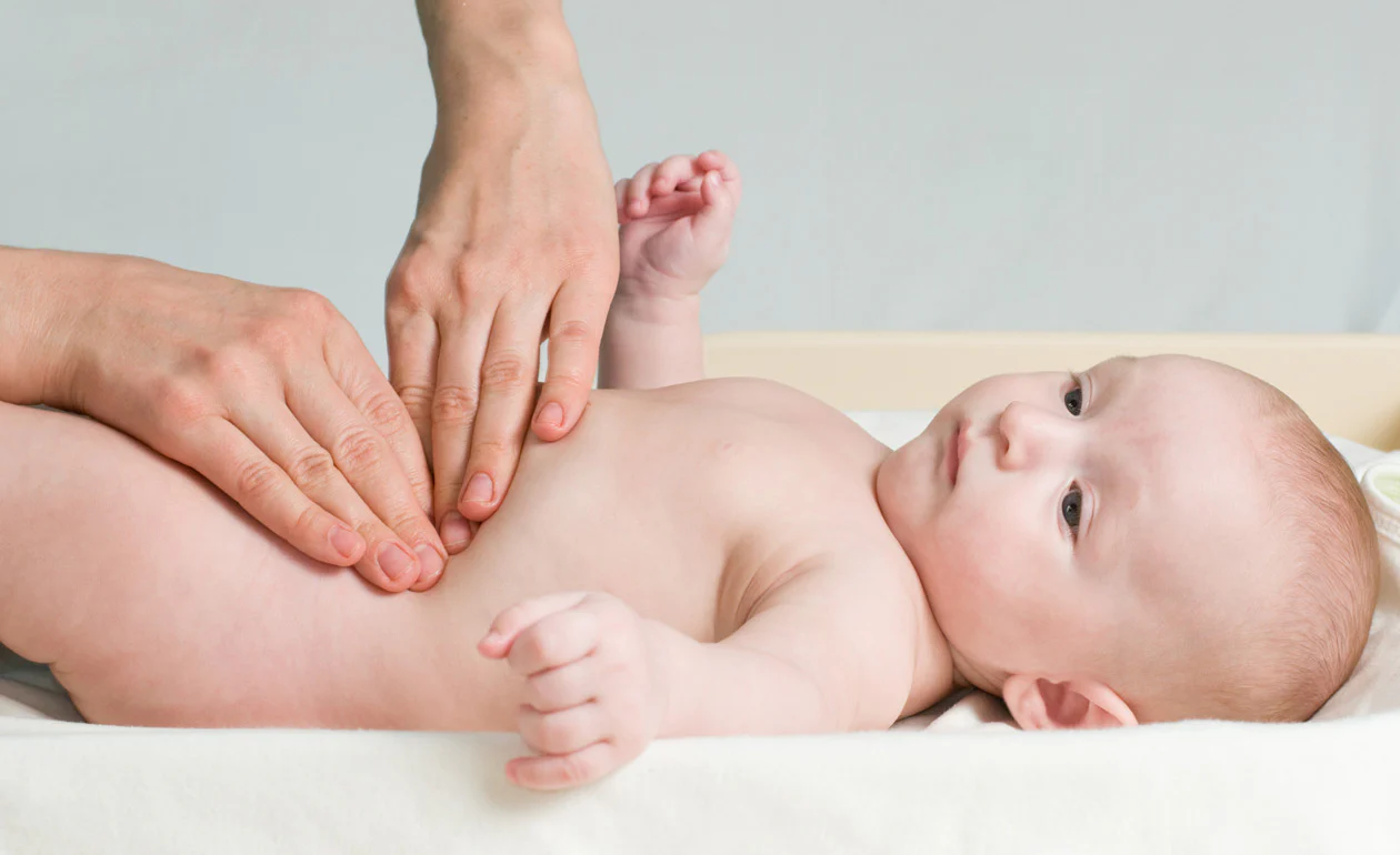 Cólica, refluxo e torcicolo em bebês: como a osteopatia pode ajudar seu filho de forma natural e segura